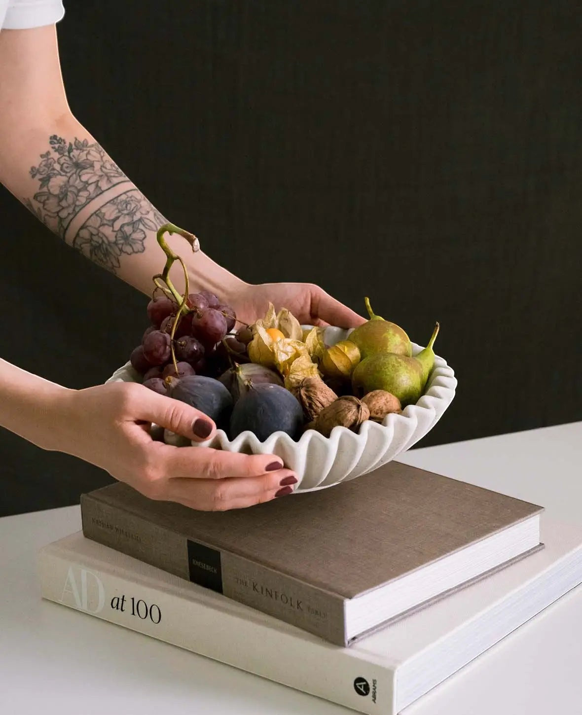Fruchtschale / Obstschale "Shell", beige mit schwarzen Sprenkeln und glasierter Innenseite, Ø 26.5 cm