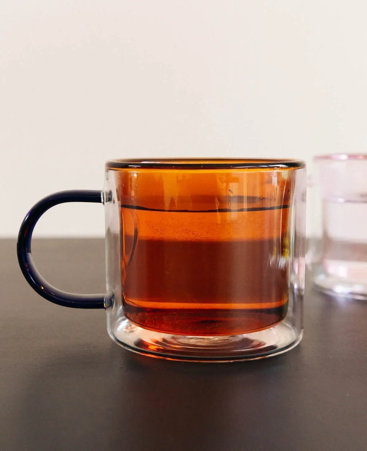 Doppelwandiges Teeglas / Tasse "Lenn", mit blauem Griff, in bernsteinfarben/amber, 250ml