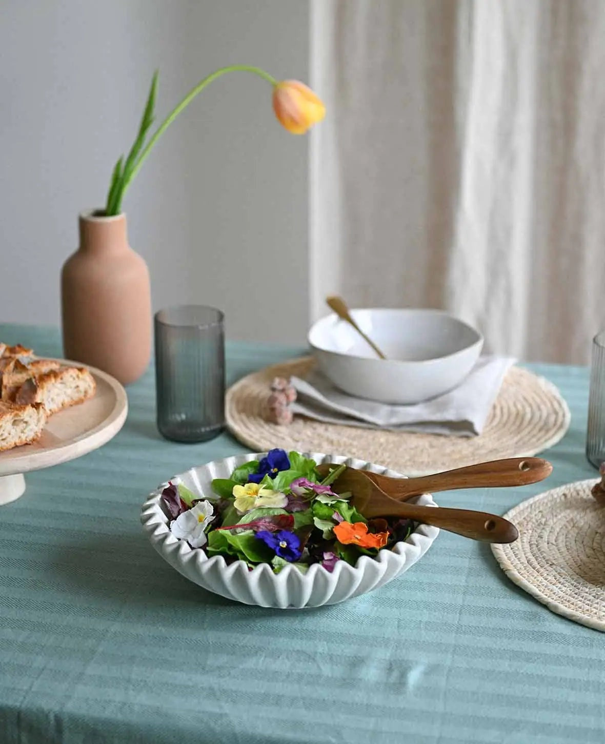 Fruchtschale / Obstschale "Shell", beige mit schwarzen Sprenkeln und glasierter Innenseite, Ø 26.5 cm