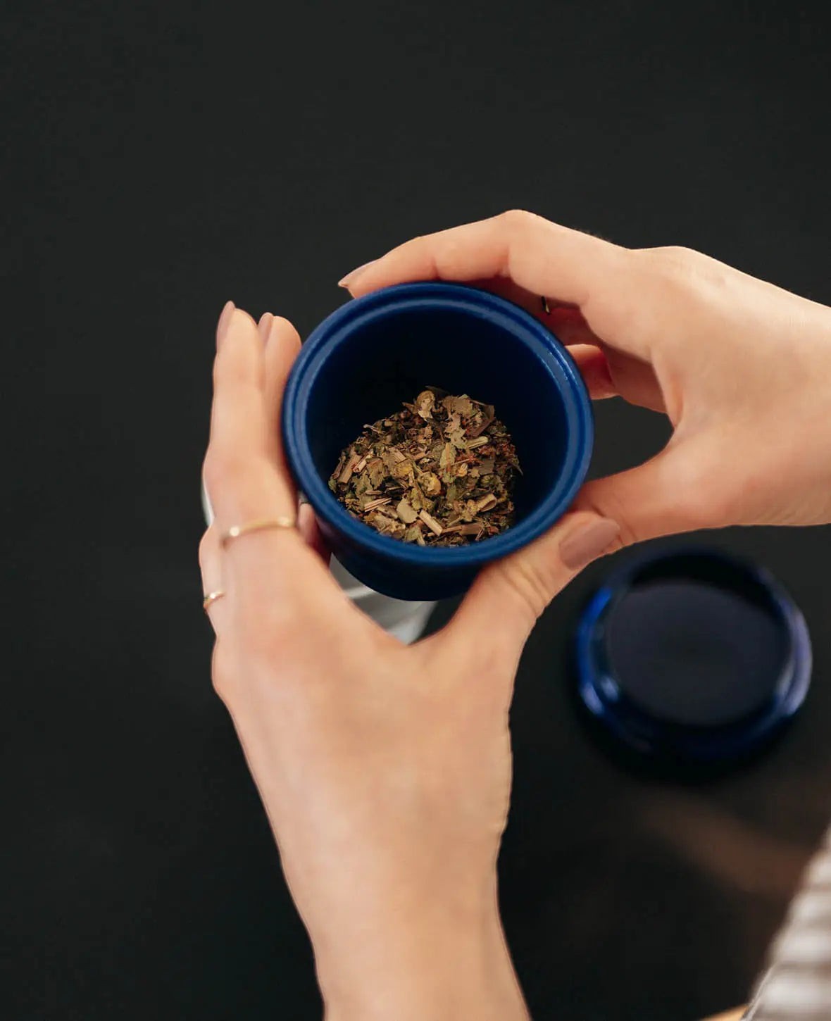 Teeglas / Tasse "Miro" mit blauem Teesieb und edlem Griff aus Walnussholz, 350ml