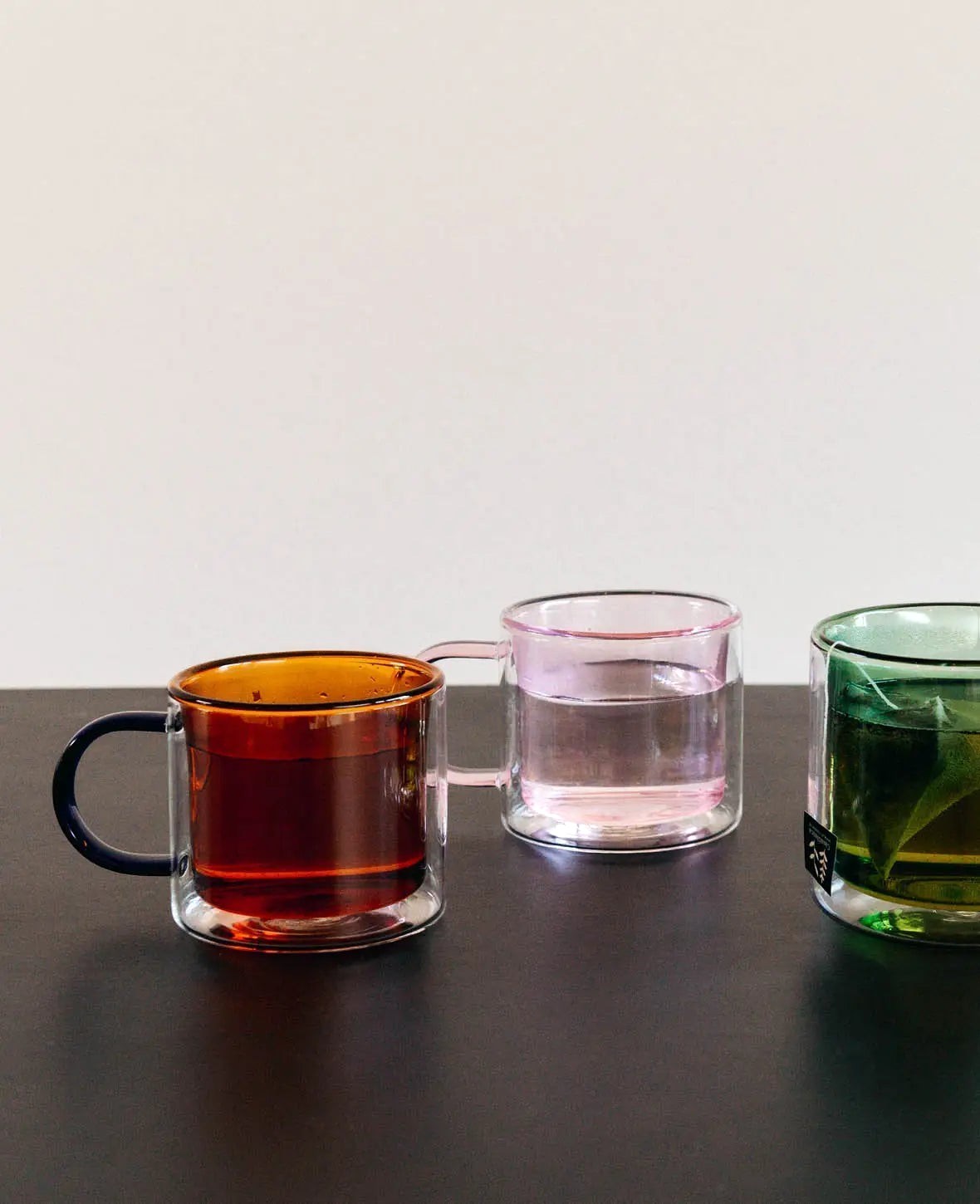 Doppelwandiges Teeglas / Tasse "Lenn", mit blauem Griff, in bernsteinfarben/amber, 250ml