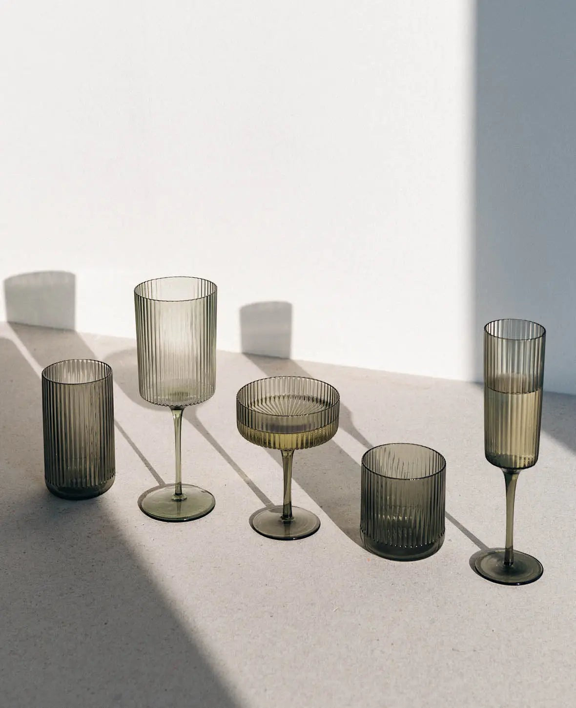 2er Set Champagner / Martini Gläser "Oskar", aus grauem Glas mit Rillenstruktur, Ø 10 cm, 270 ml