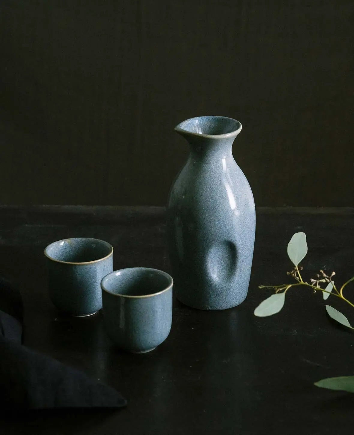 Blau-grau glasiertes Keramik Sake Set "Tsuki" mit Krug und 4 Bechern 3 dl / 50 ml