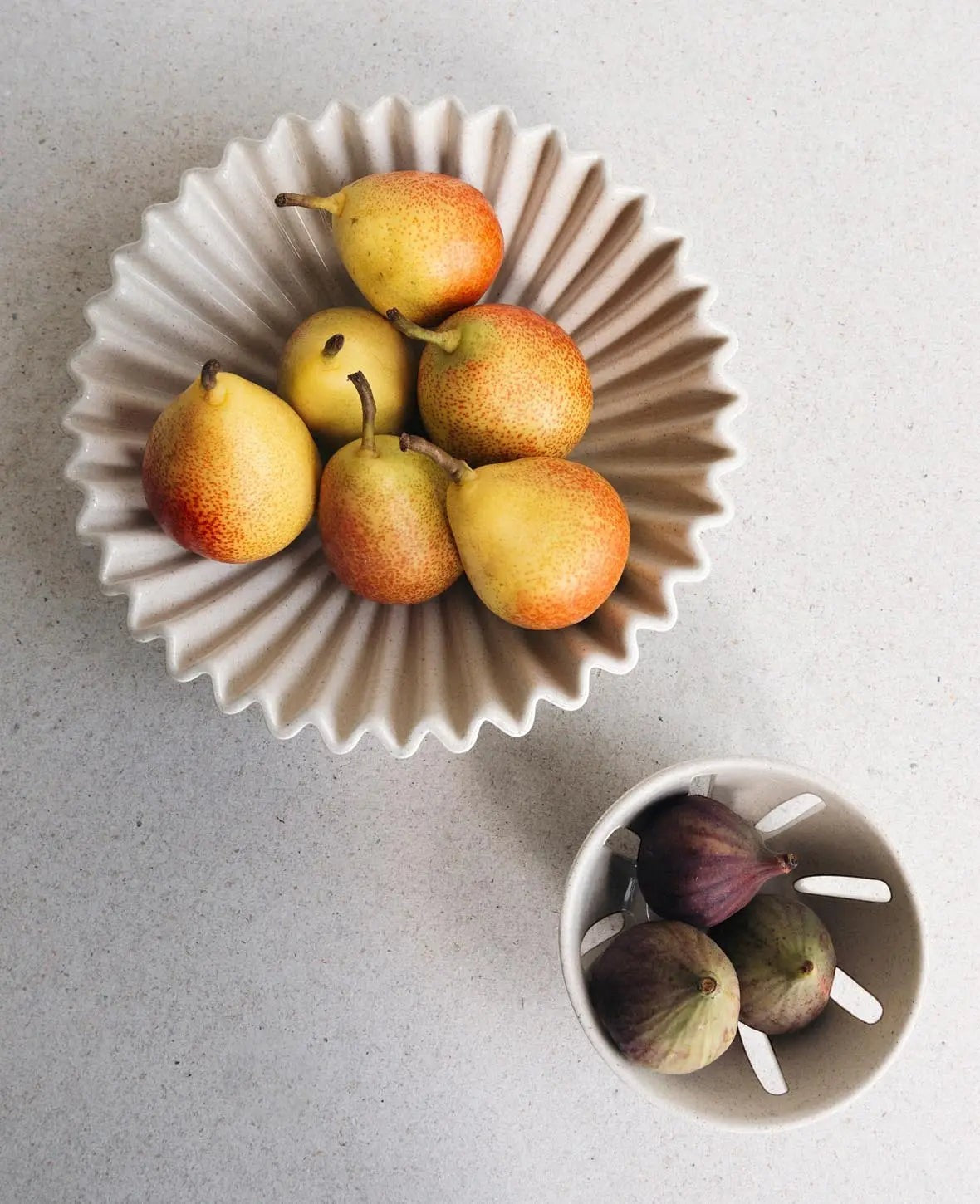 Fruchtschale / Obstschale "Shell", beige mit schwarzen Sprenkeln und glasierter Innenseite, Ø 26.5 cm