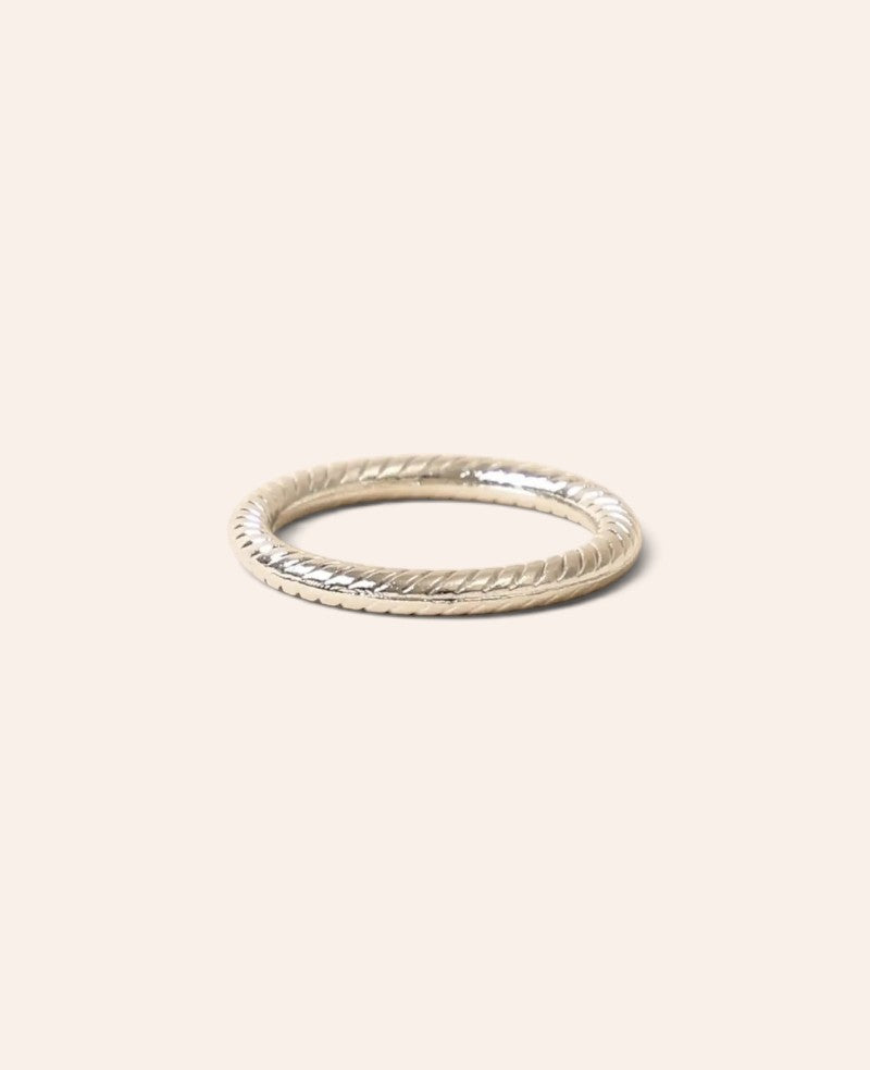 Minimalistischer, schmaler Serviettenring aus Metall mit Rillen für Stoffservietten, Ø 4.5 cm, Silber