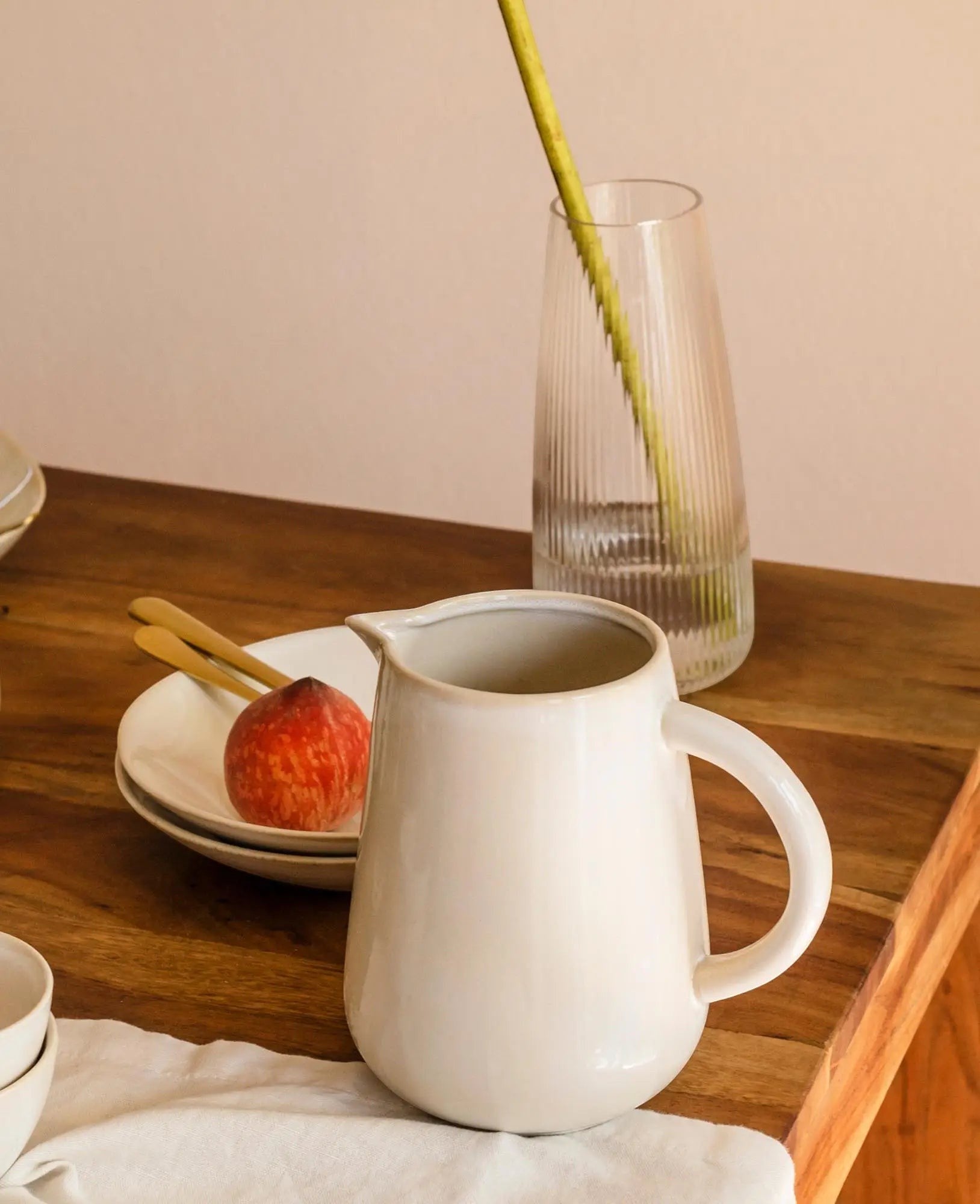 Handglasierter cremefarbener Krug / Kanne "Aria", 1.2 L