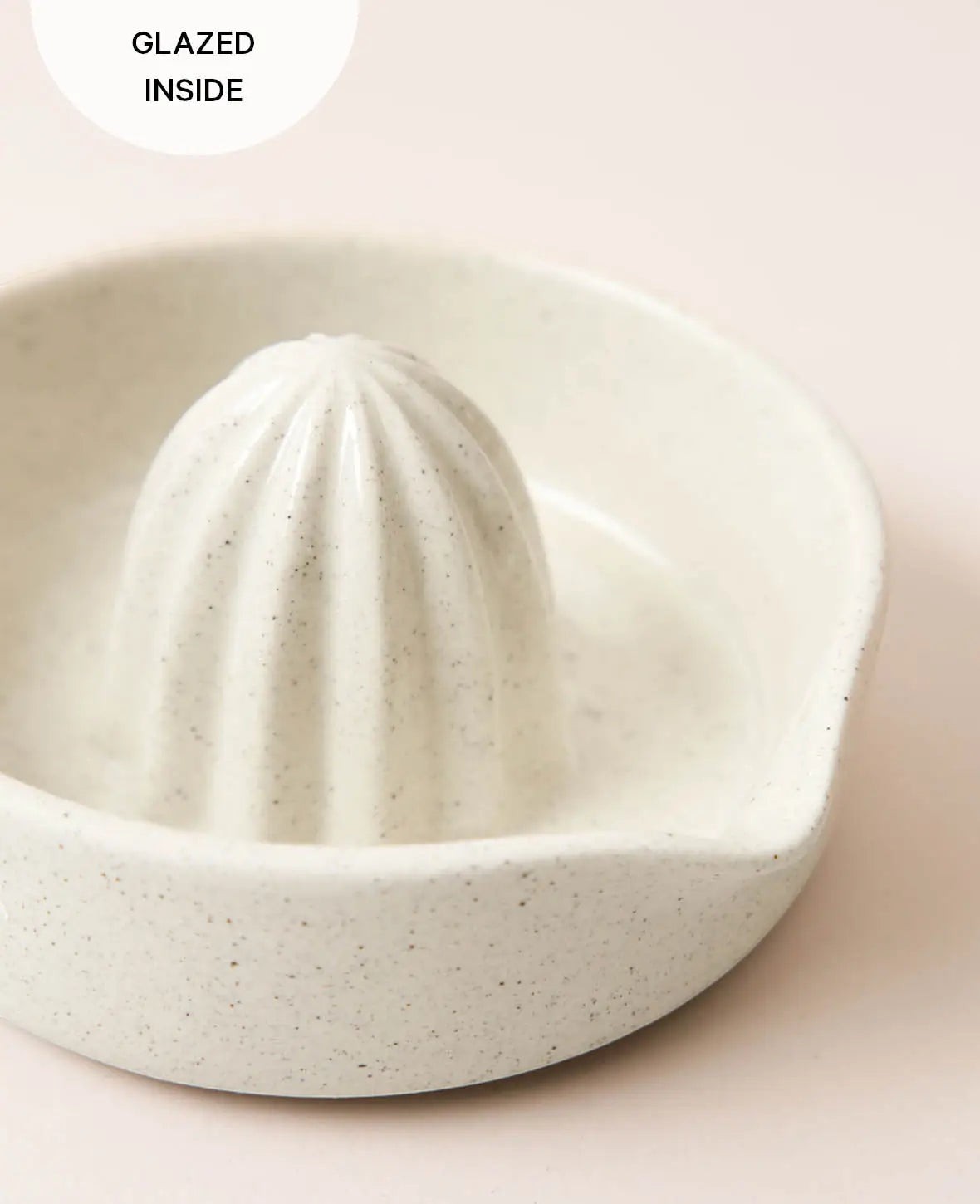 Saftpresse / Zitruspresse aus Keramik, beige mit schwarzen Sprenkeln und glasierter Innenseite,  Ø 13.5 cm