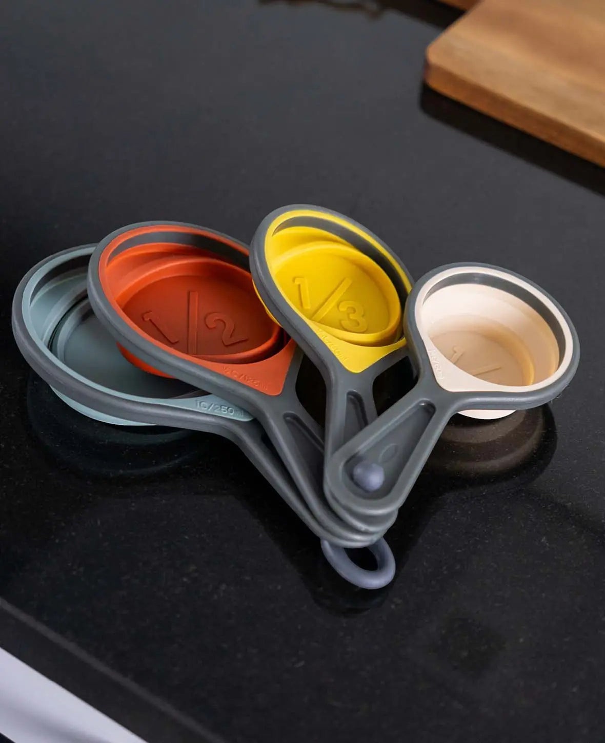 4 in 1 Cup Messbecher Set aus grauem Silikon mit farbiger Innenseite
