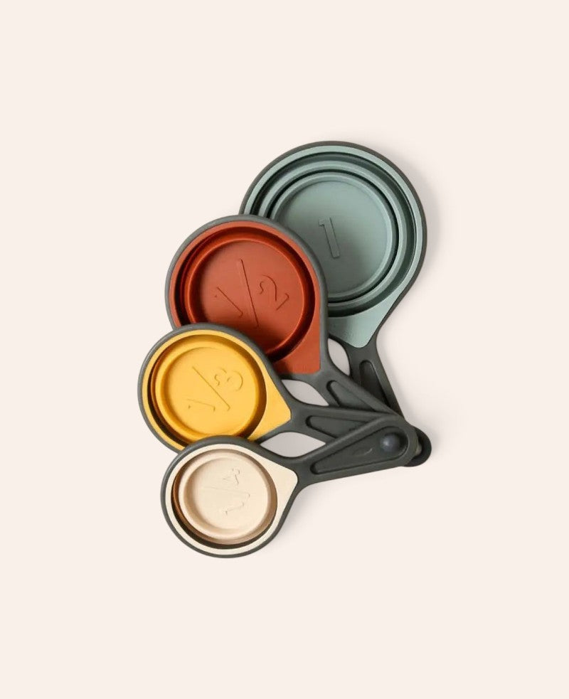 4 in 1 Cup Messbecher Set aus grauem Silikon mit farbiger Innenseite