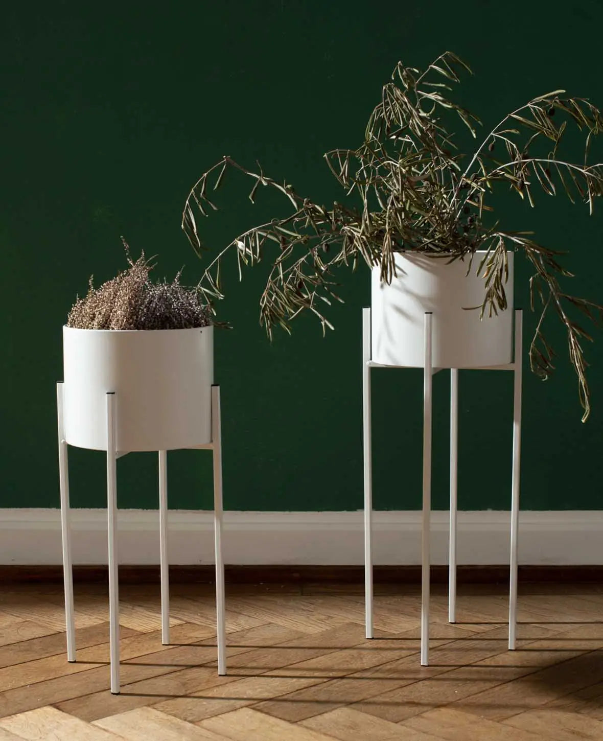 Stehtopf / Blumentopf mit Beinen aus Metall, matt weiss, 62 cm