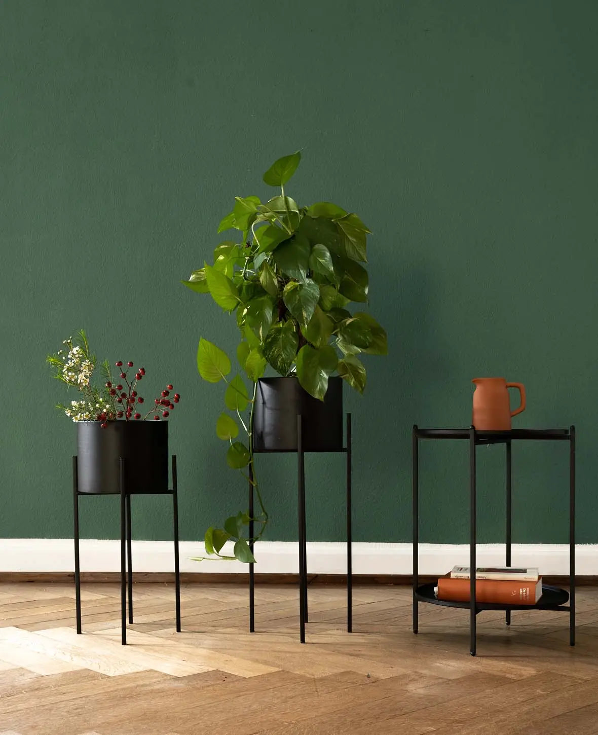 Stehtopf / Blumentopf mit Beinen aus Metall, matt schwarz, 62 cm