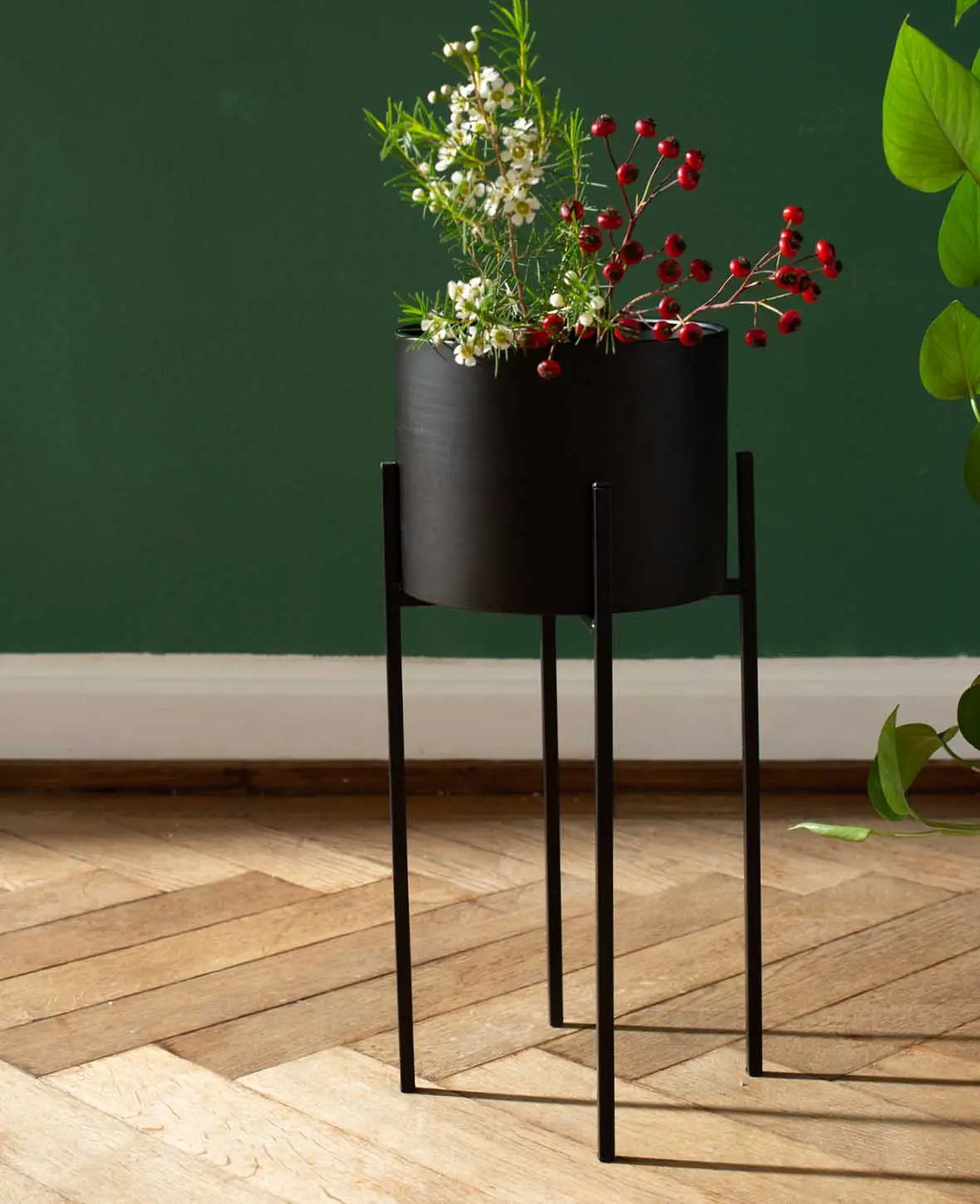 Stehtopf / Blumentopf mit Beinen aus Metall, matt schwarz, 52 cm