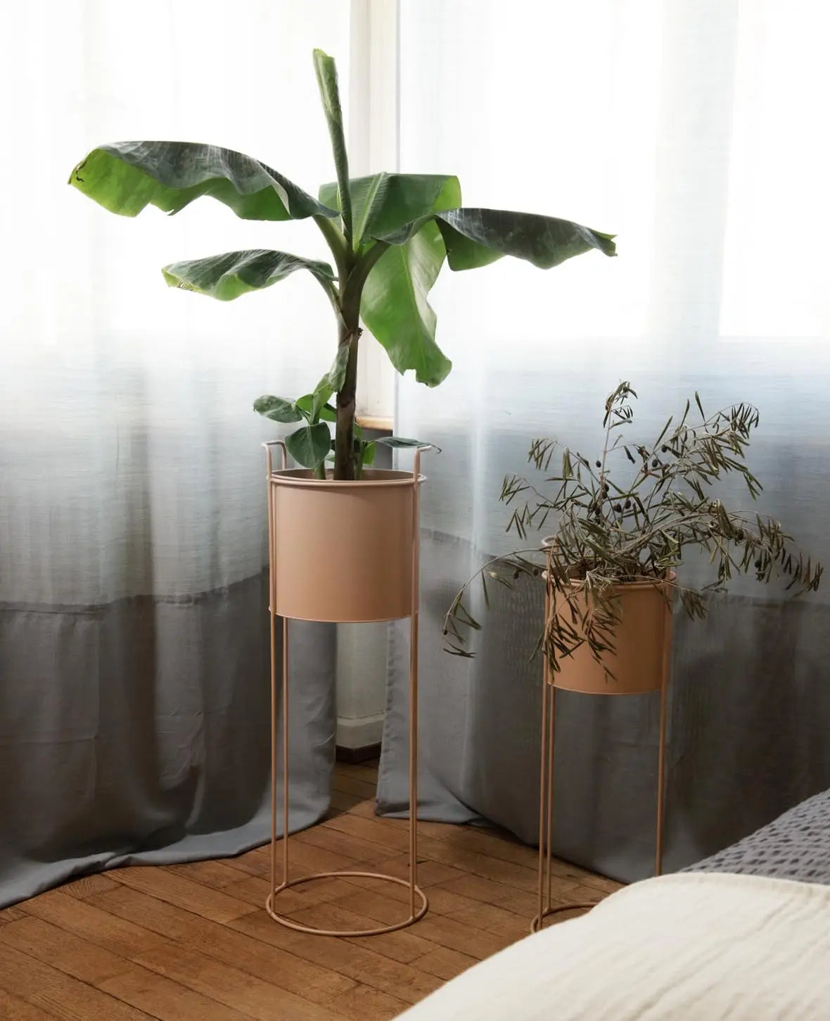 Nudefarbener Stehtopf / Blumentopf mit Beinen, altrosa, 76 cm