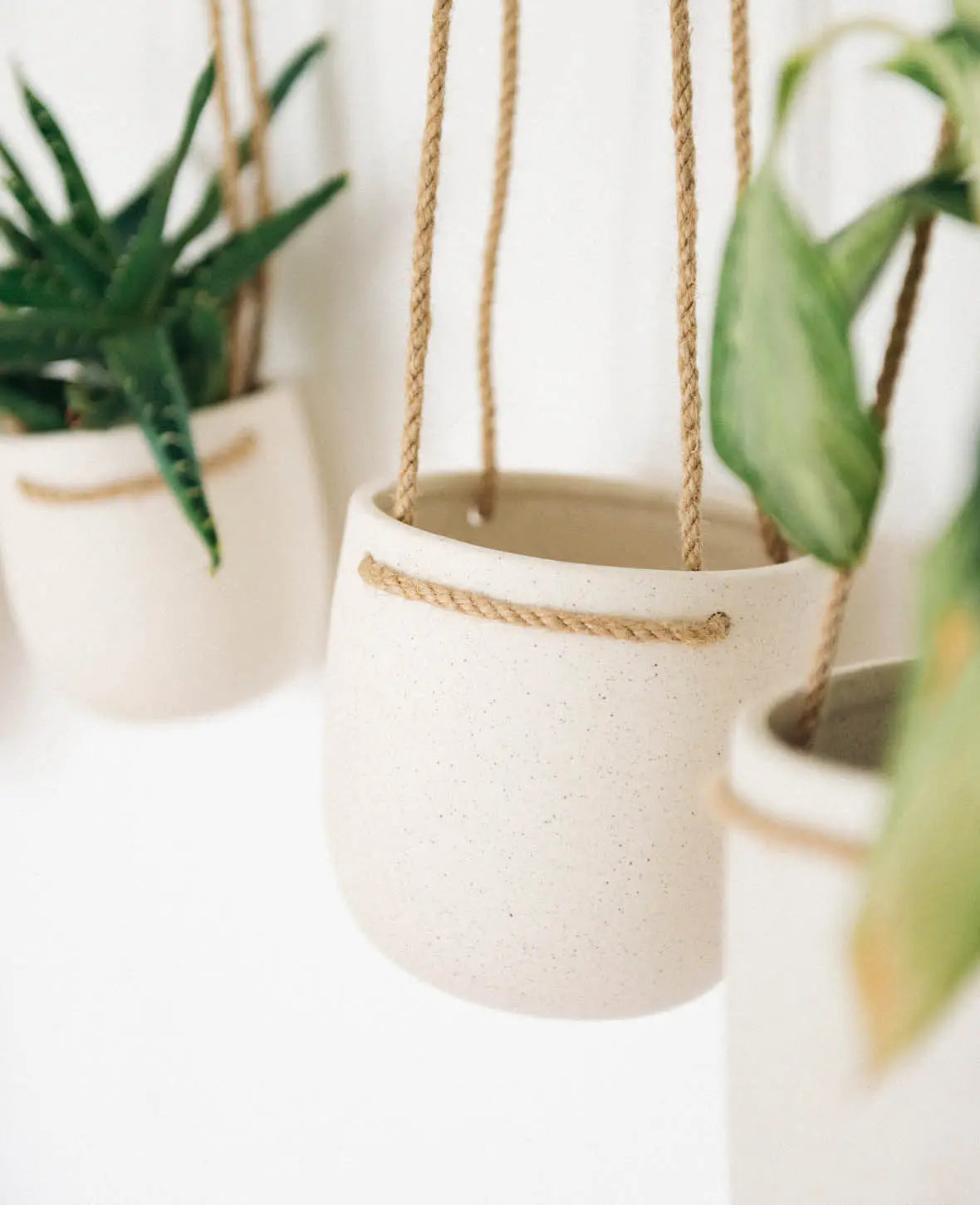 Hängetopf / Hängender Blumentopf aus Steingut mit rauher Struktur, Beige mit Sprenkel, Ø 12 cm
