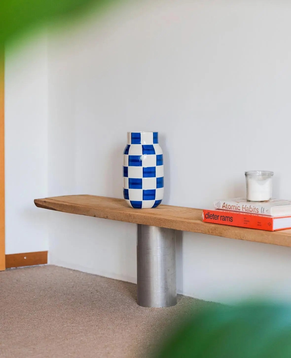 Blau-weiss karierte Keramikvase, H 25 cm x Ø 14 cm
