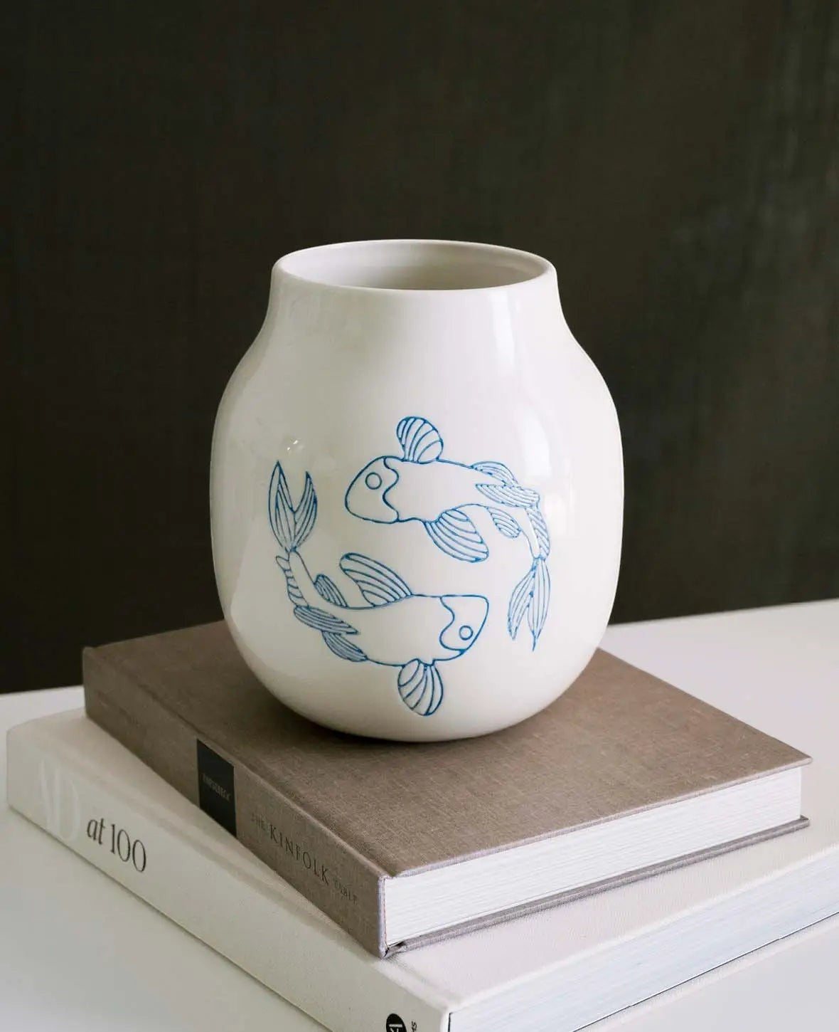Keramikvase in Off-Weiss mit Koifisch Design, Ø 18 x H 20 cm