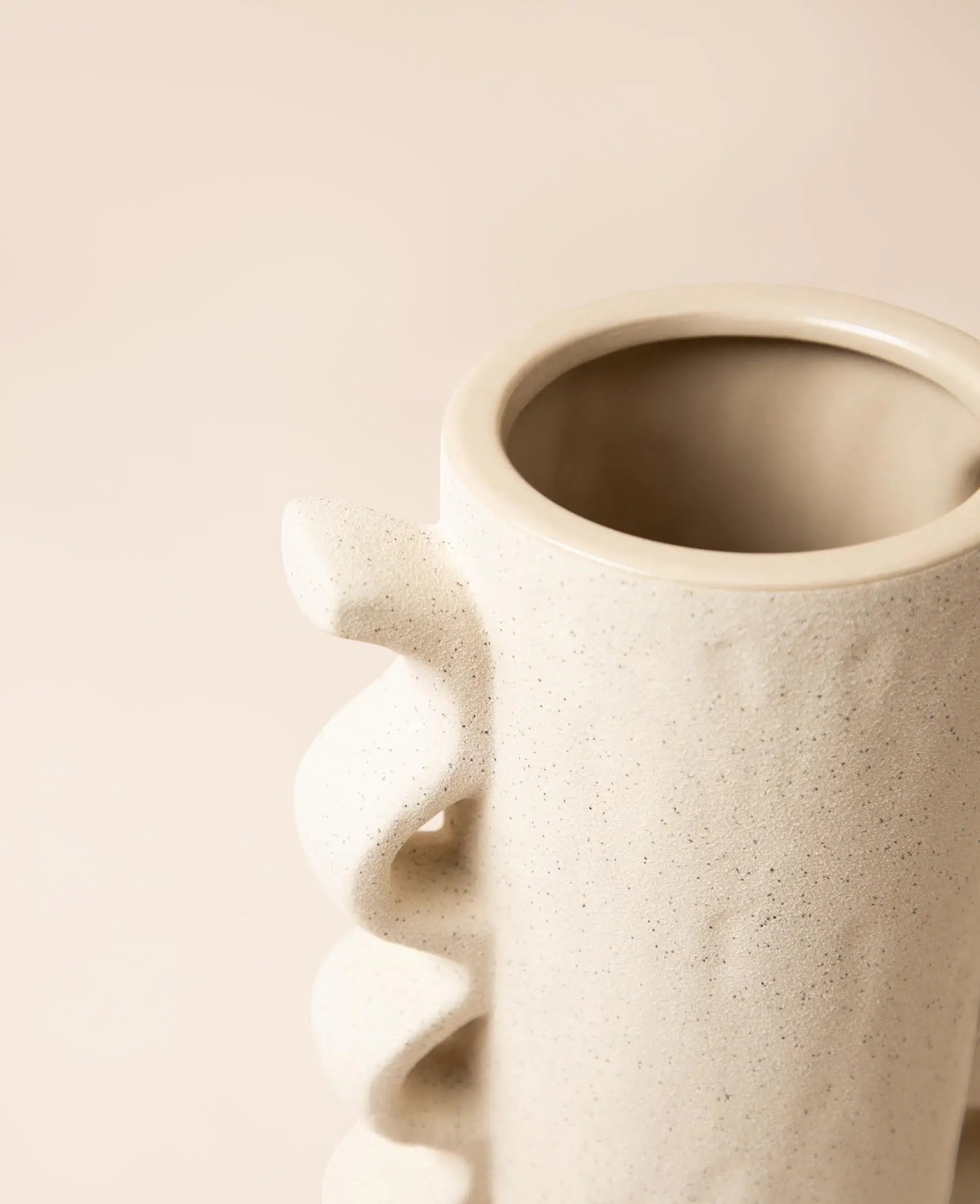 Hohe Vase mit sandiger Oberfläche in Offwhite und schwarzen Sprenkeln, 19 x 12 x H 35.5 cm