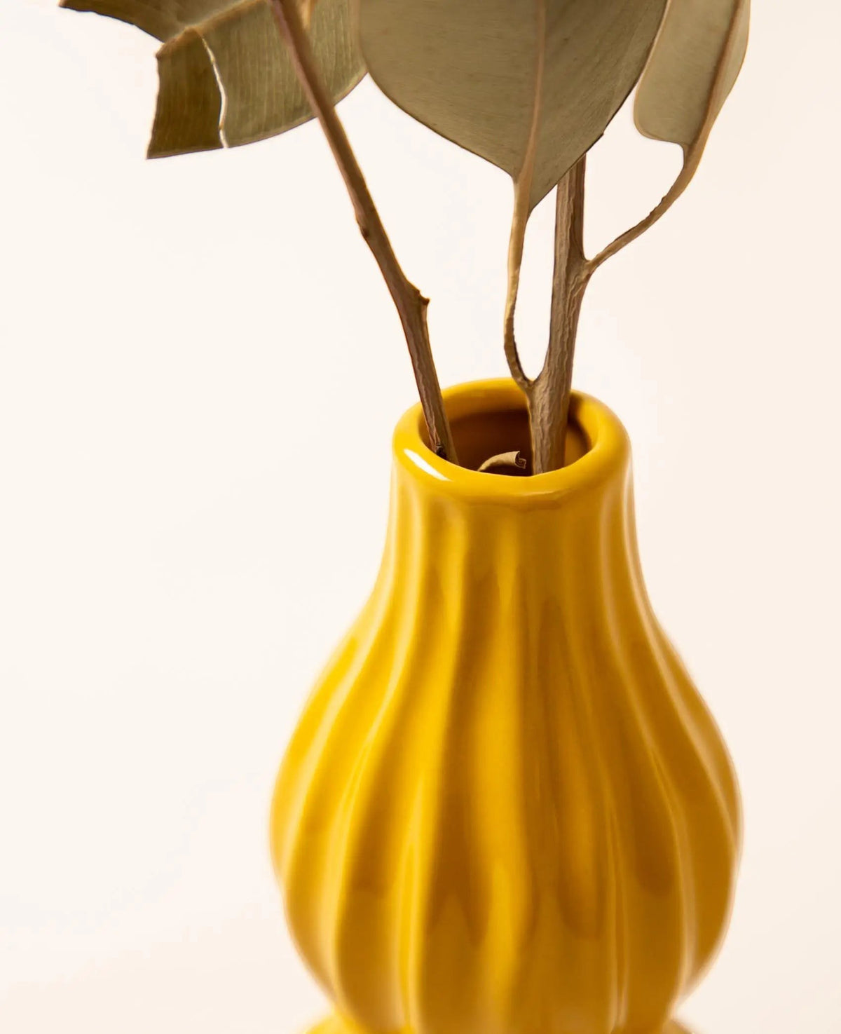 Kleine Vase mit Rillen im Retro Stil in Gelb, H 20 cm x Ø 7 cm