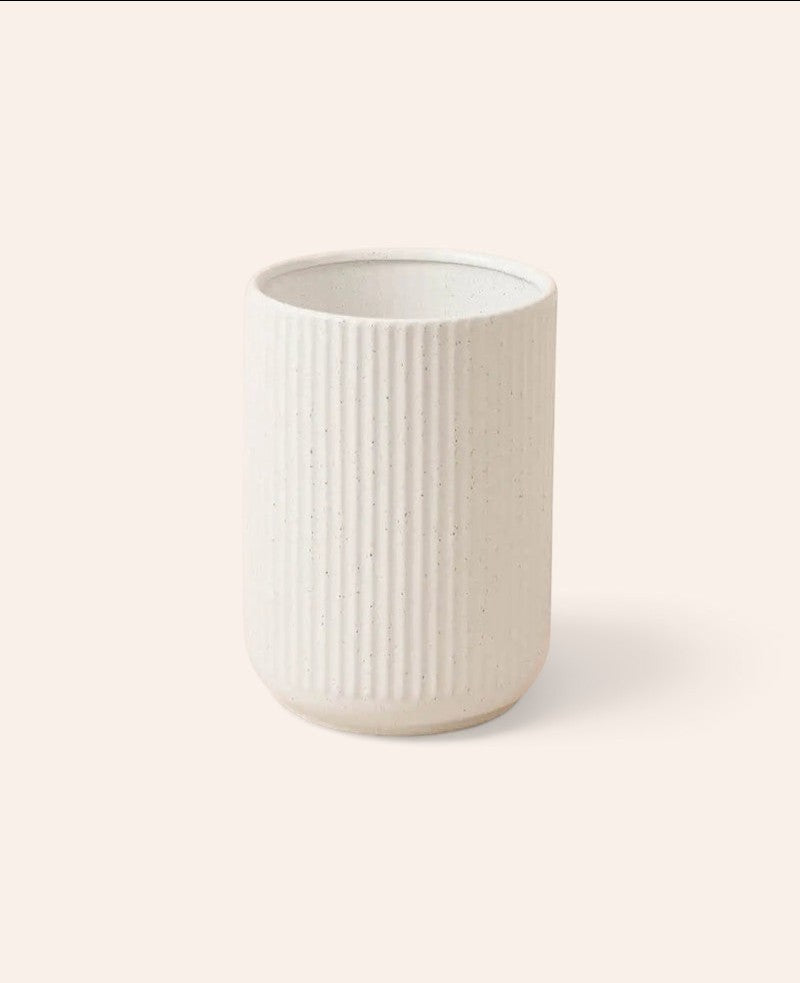 Keramikvase im Scandi Stil mit Rillen und feinem Brennmuster, 14 x 20 cm