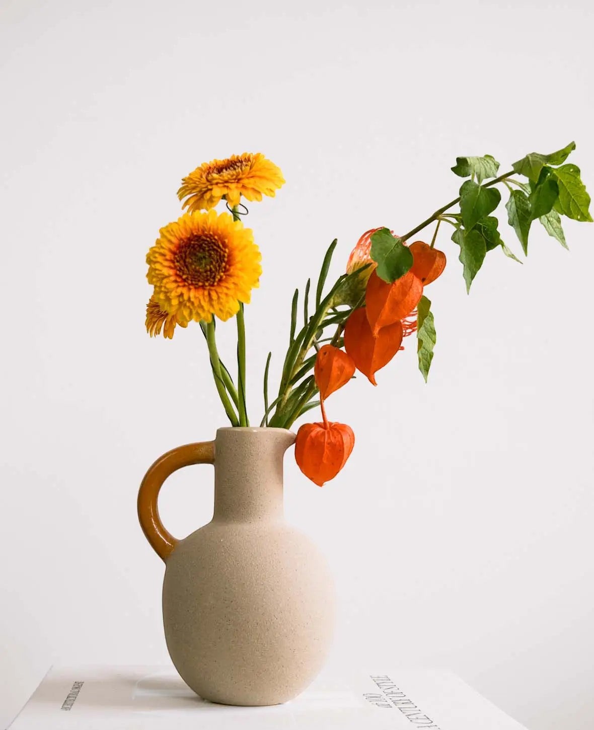 Beiger Japandi Keramikkrug mit orangenem Griff, H 20 cm, 1'300ml