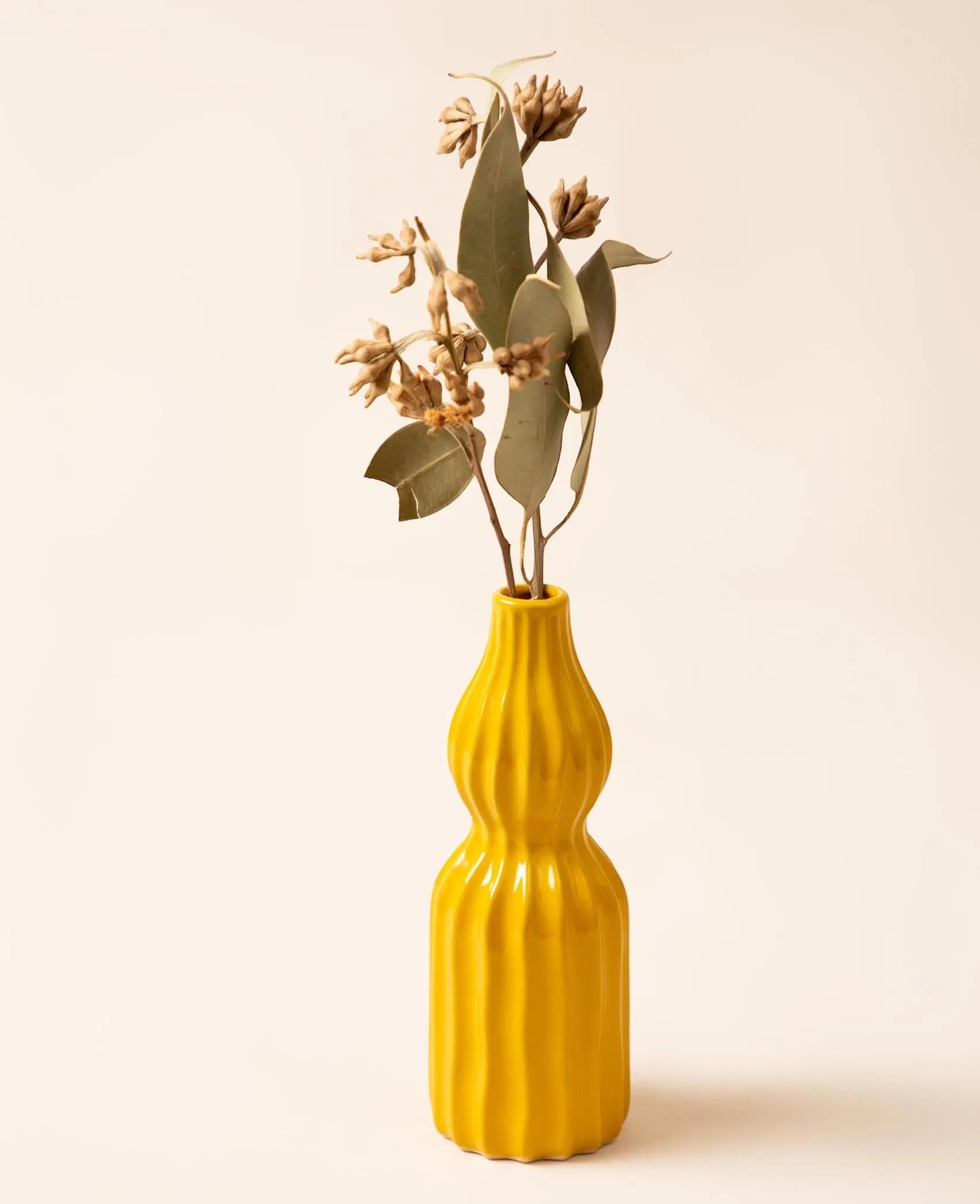 Kleine Vase mit Rillen im Retro Stil in Gelb, H 20 cm x Ø 7 cm