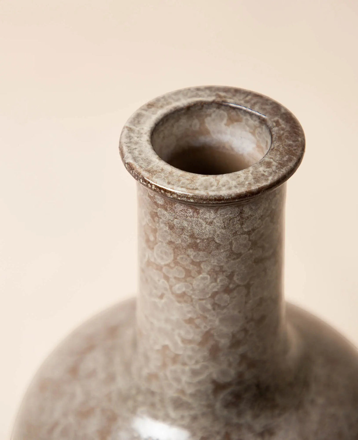 Grosse, runde Vase aus Terracotta mit schmalem Hals in grau braun, H 35 x Ø 22cm