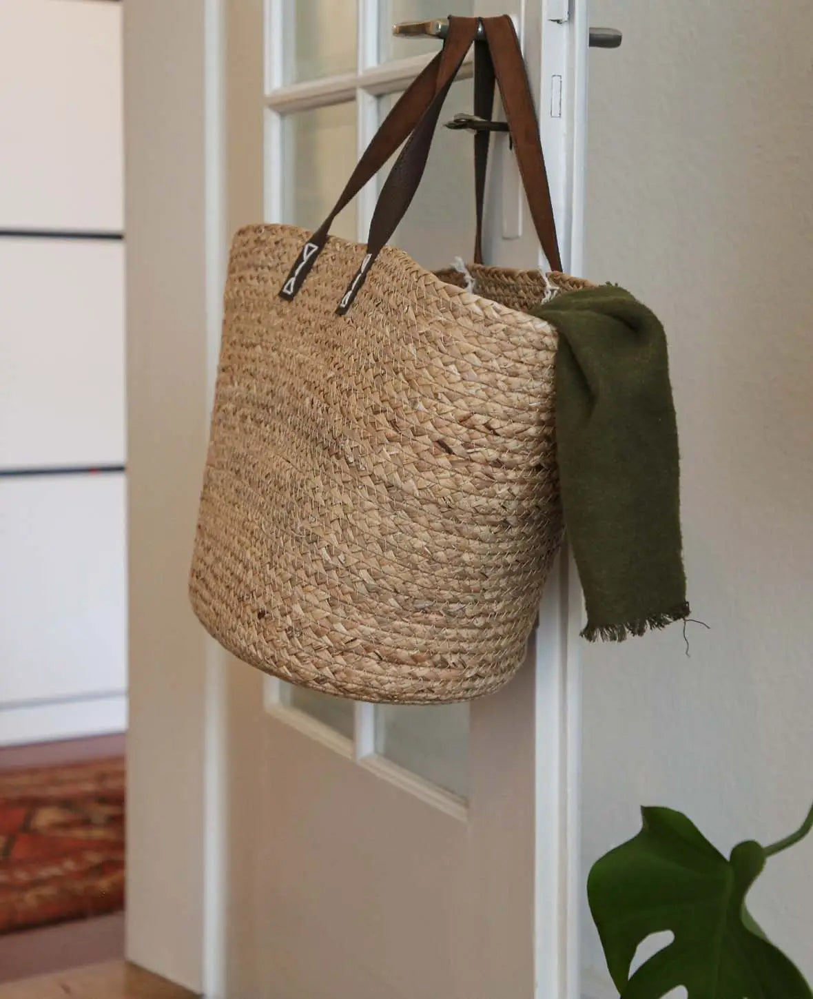 Braune, geflochtene Tasche aus Naturmaterialien, mit Innenfutter und veganem Lederriemen, H 42 x B 36 x T 15 cm