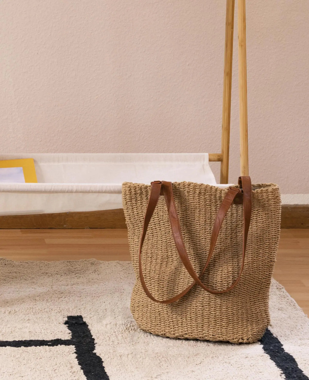 Braune, geflochtene Tasche aus Naturmaterialien, mit Innenfutter und veganem Lederriemen, H 42 x B 36 x T 15 cm
