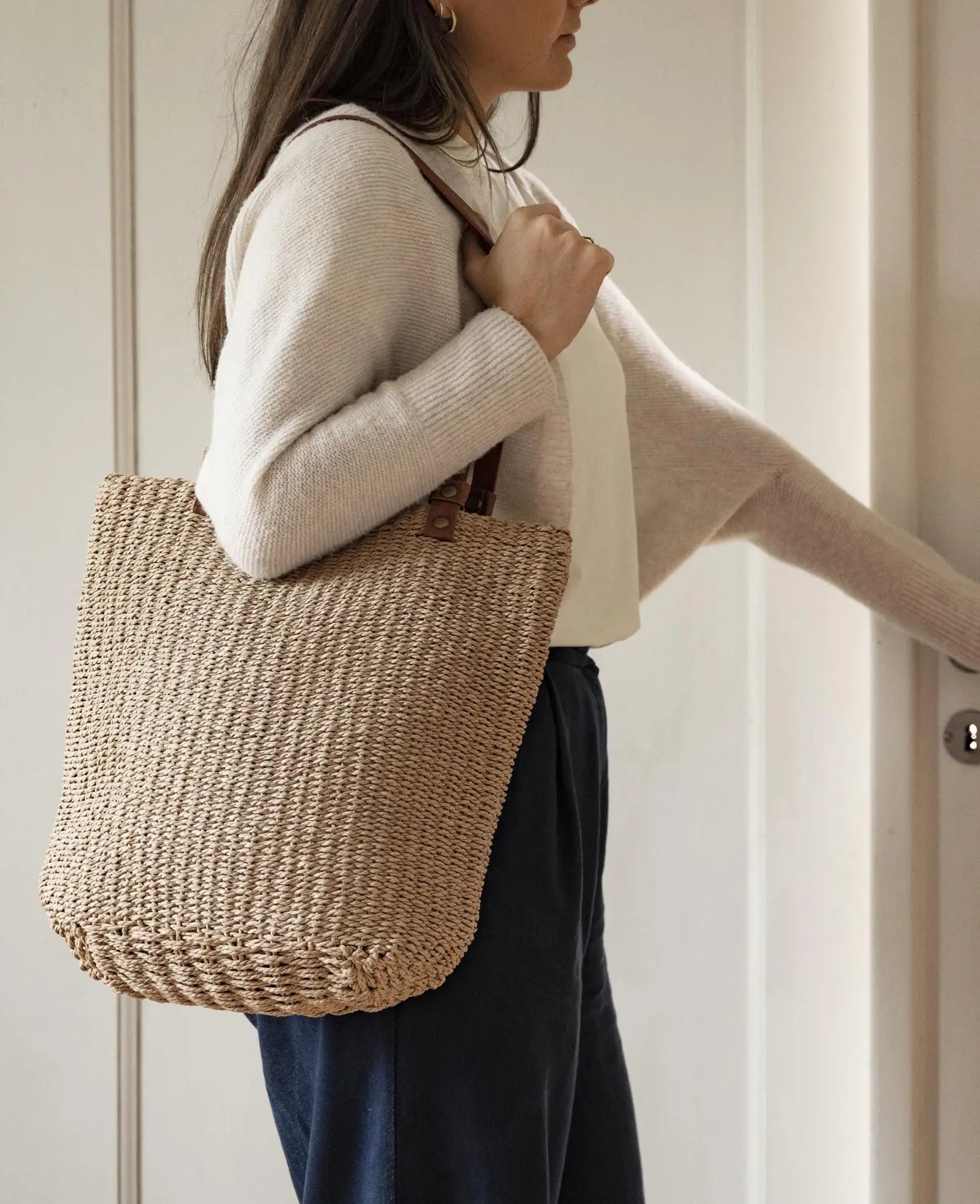 Braune, geflochtene Tasche aus Naturmaterialien, mit Innenfutter und veganem Lederriemen, H 42 x B 36 x T 15 cm