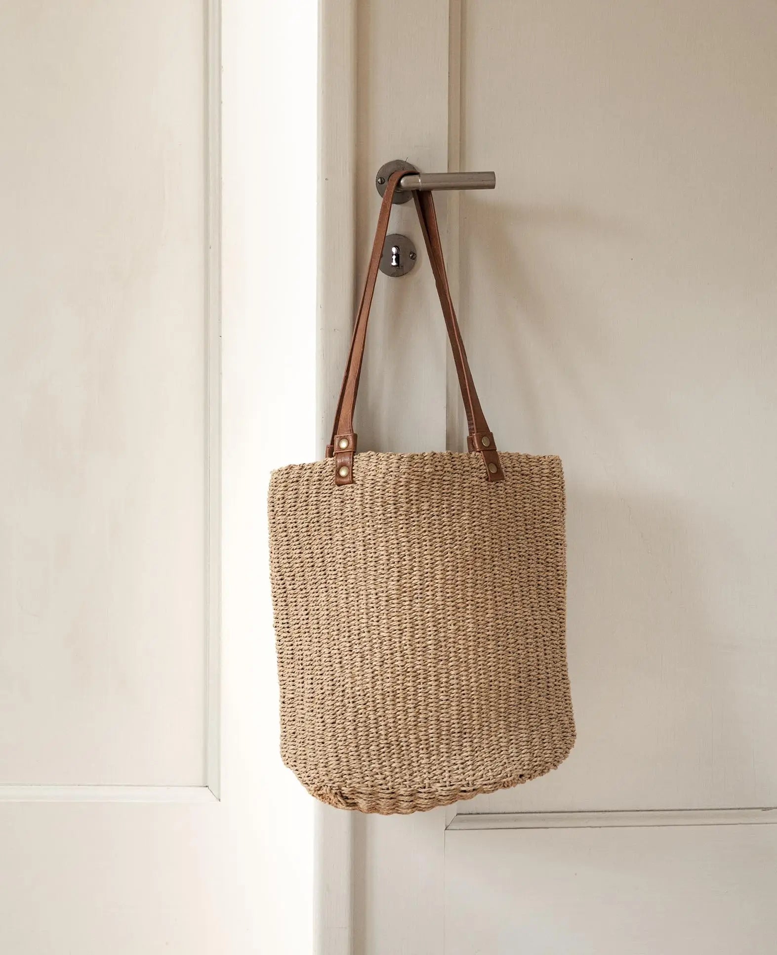Braune, geflochtene Tasche aus Naturmaterialien, mit Innenfutter und veganem Lederriemen, H 42 x B 36 x T 15 cm