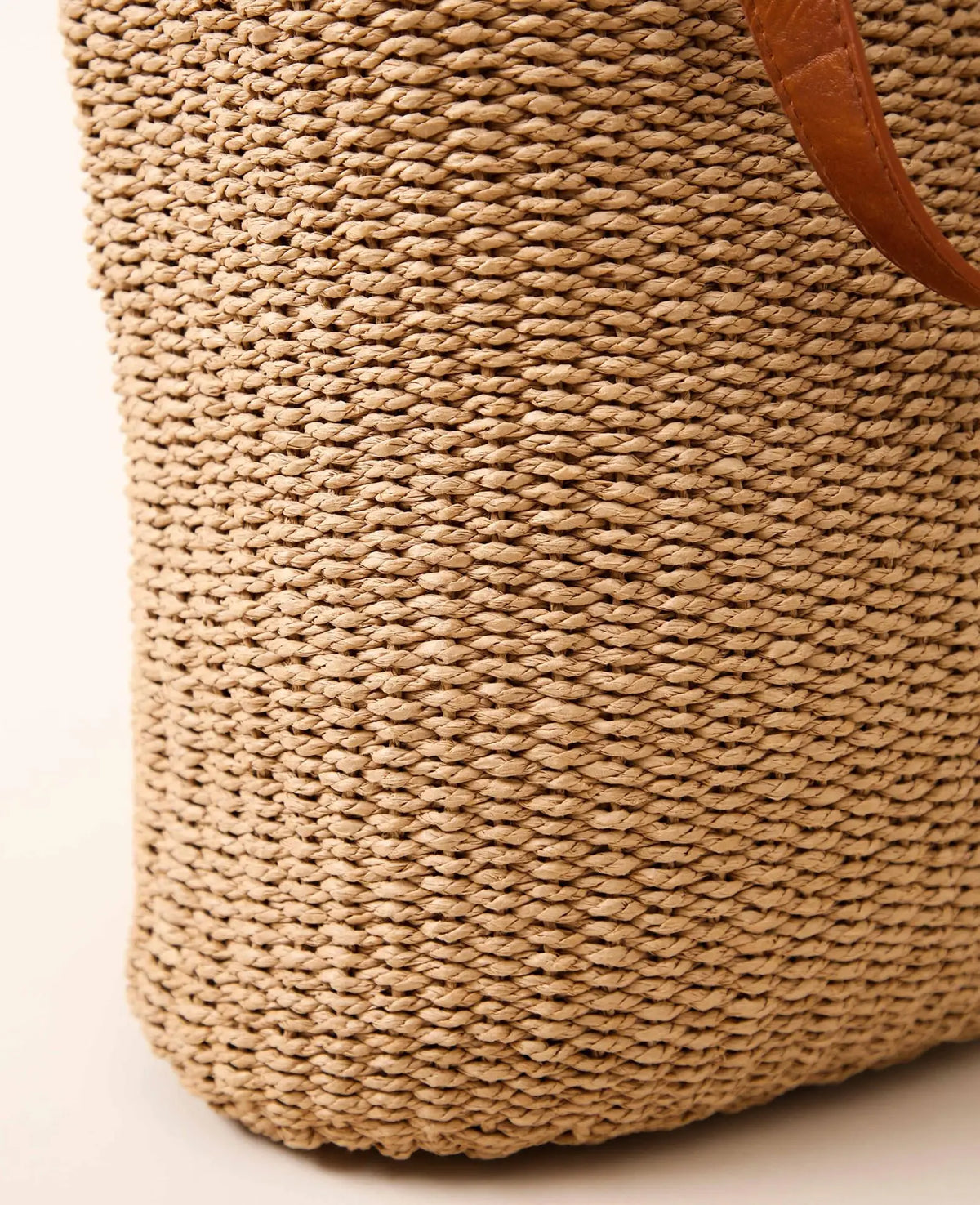 Braune, geflochtene Tasche aus Naturmaterialien, mit Innenfutter und veganem Lederriemen, H 42 x B 36 x T 15 cm