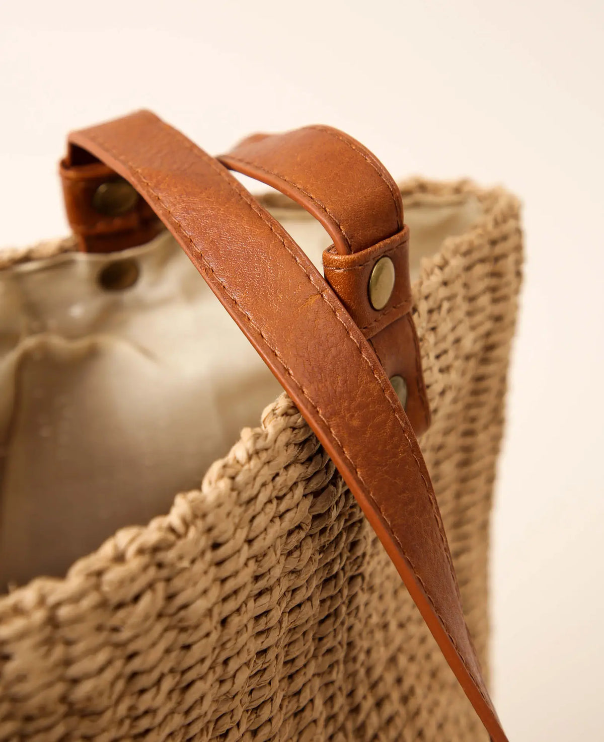 Braune, geflochtene Tasche aus Naturmaterialien, mit Innenfutter und veganem Lederriemen, H 42 x B 36 x T 15 cm