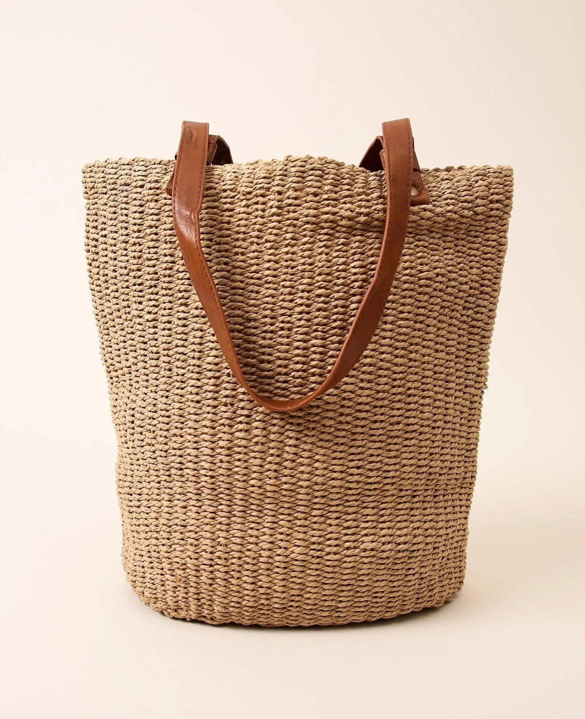 Braune, geflochtene Tasche aus Naturmaterialien, mit Innenfutter und veganem Lederriemen, H 42 x B 36 x T 15 cm