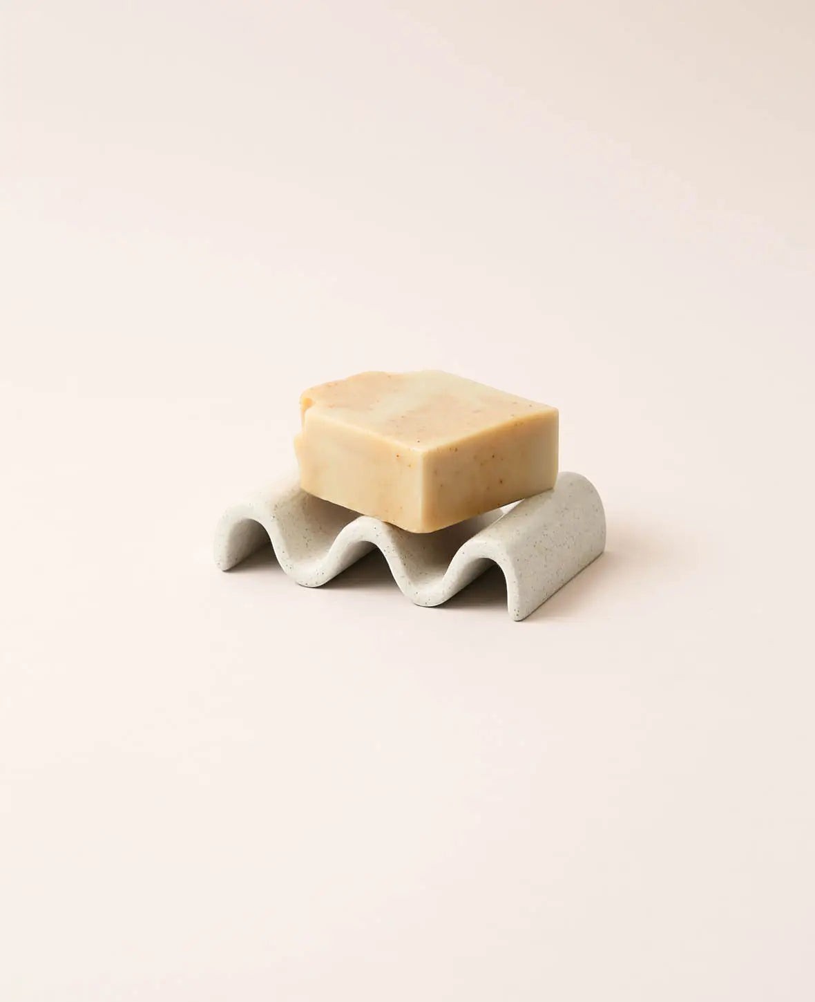 Keramik Seifenhalter in Wellenform, beige mit schwarzen Sprenkeln, 8 x 11.5 cm x H 3 cm