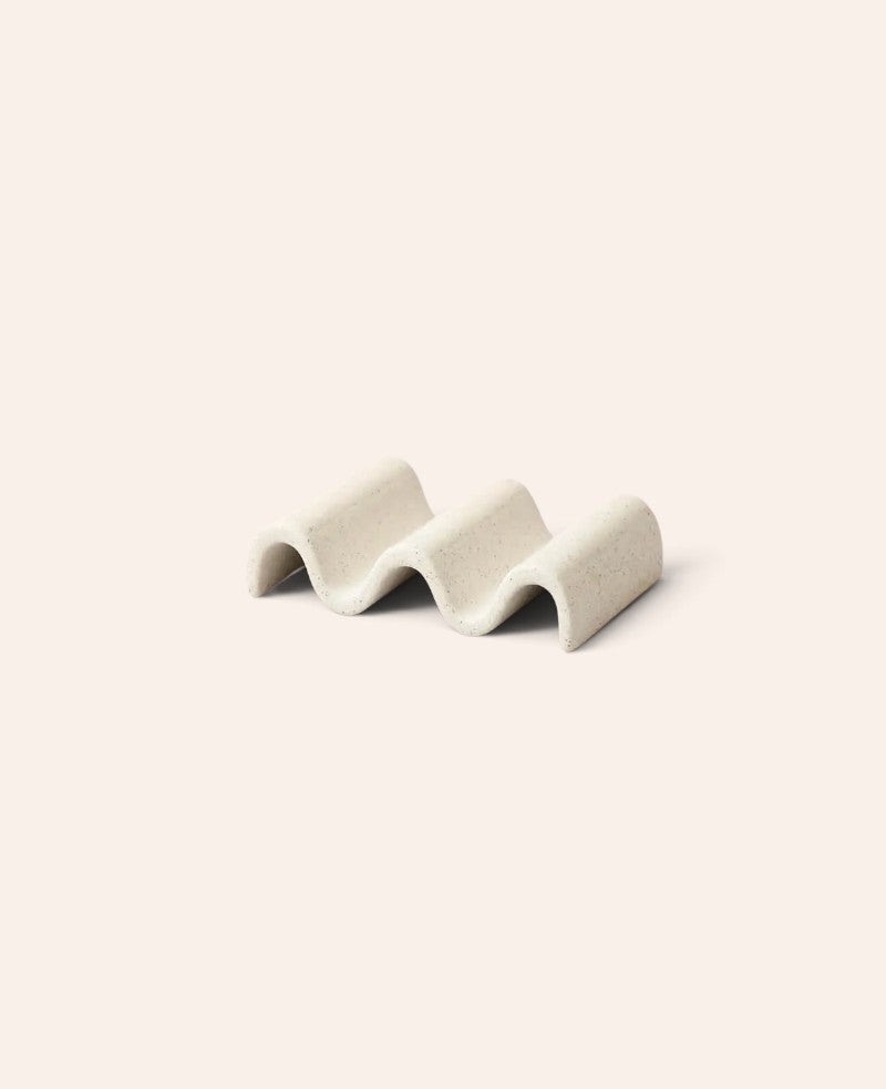 Keramik Seifenhalter in Wellenform, beige mit schwarzen Sprenkeln, 8 x 11.5 cm x H 3 cm