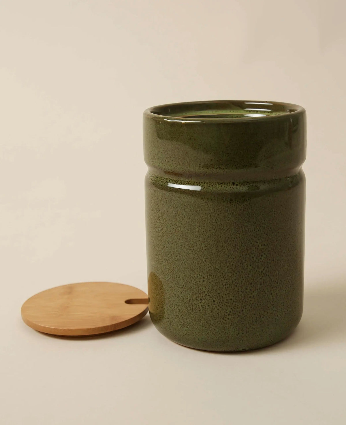 Olivgrüne runde Keramikdose mit Holzdeckel, D 11 cm x H 16 cm