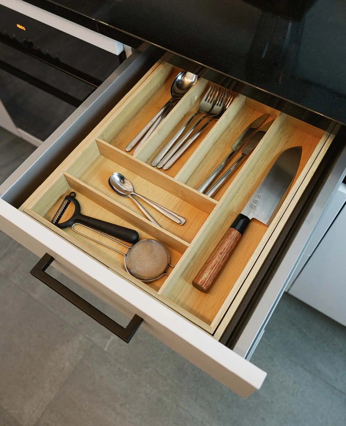 Ausziehbarer Besteckkasten aus Bambus, 35 bis 57.5 x 42.5 x 6.4 cm