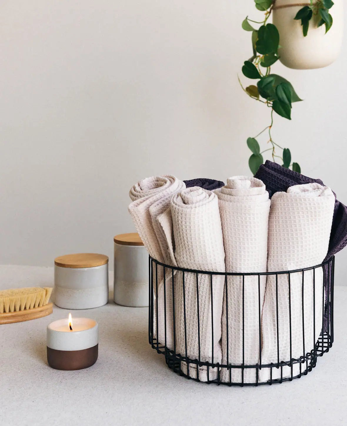 Runder Drahtkorb aus matt schwarzem Metall, für Aufbewahrung in Bad, Küche, Vorratskammer und im Kleiderschrank, Ø 27 cm x H 16 cm