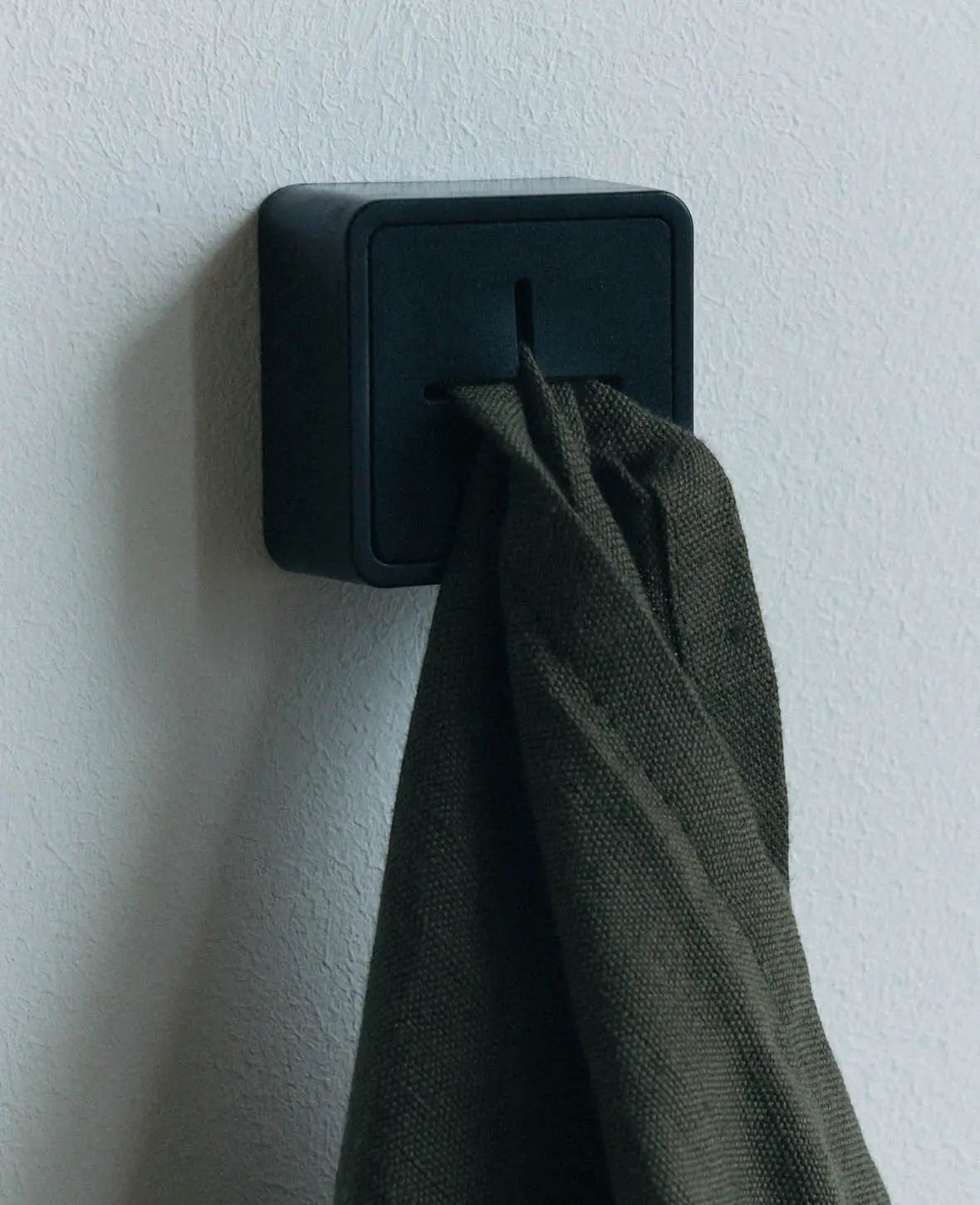 3er Set selbstklebende Handtuchhalter / Handtuchklemme für Geschirr- und Handtücher in Schwarz