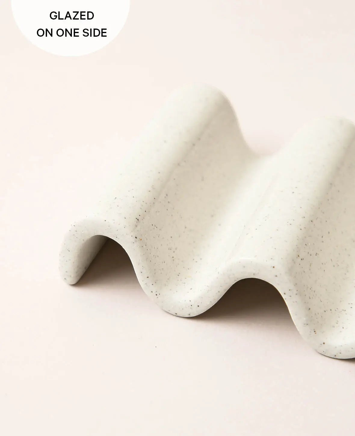 Keramik Seifenhalter in Wellenform, beige mit schwarzen Sprenkeln, 8 x 11.5 cm x H 3 cm