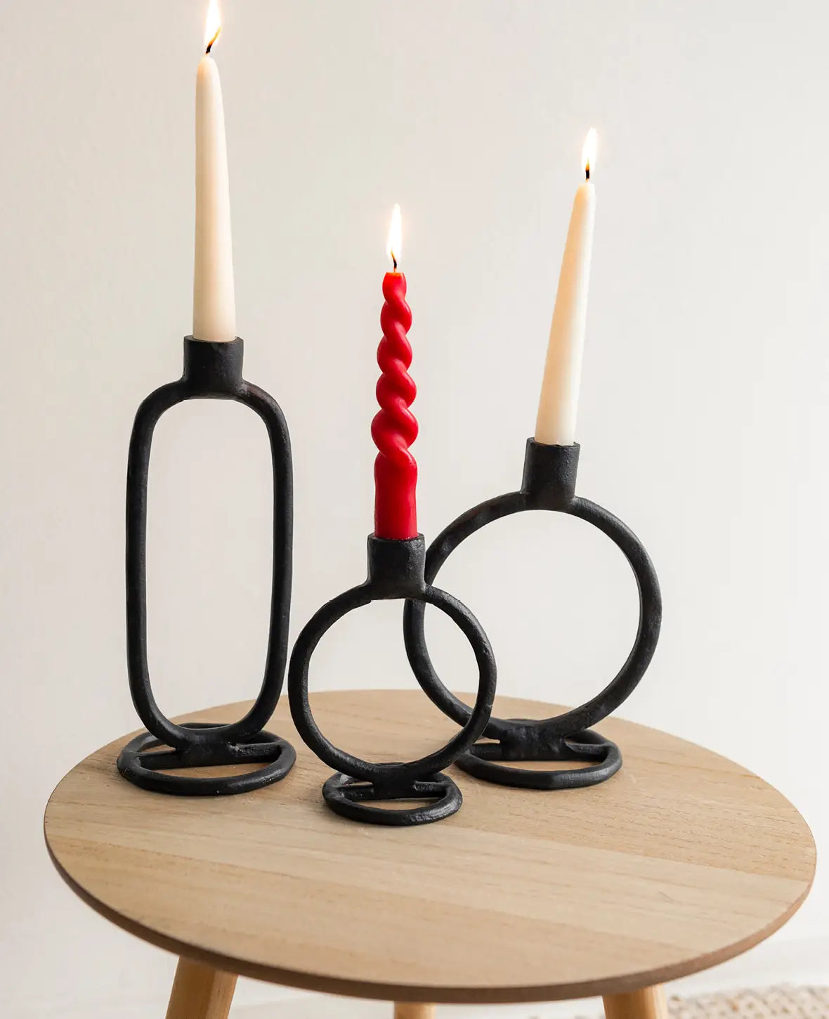 Mattschwarzer abstrakter Kerzenständer für Stabkerzen / Tafelkerzen, Höhe 24.3 cm