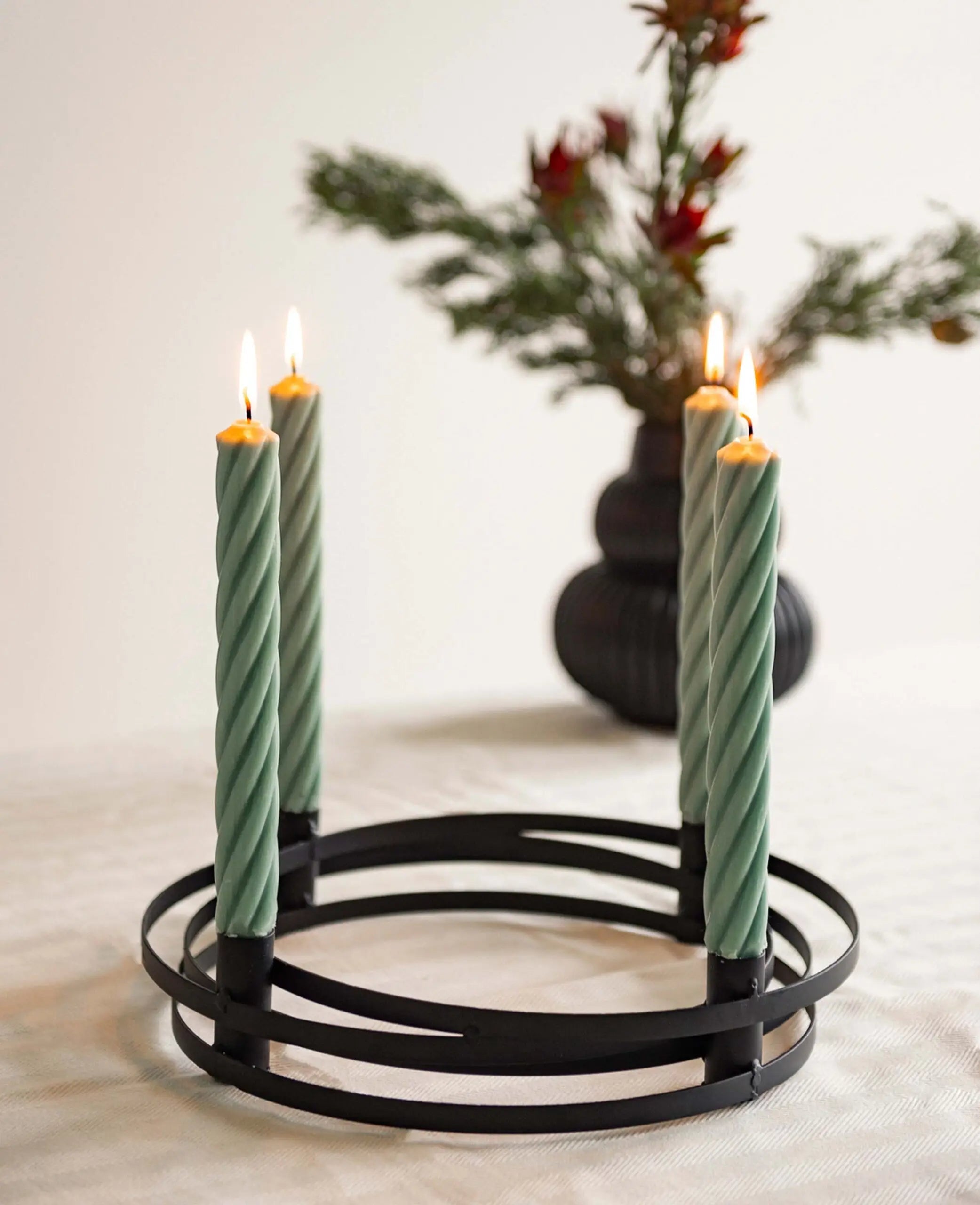 Adventskranz / Schwarzer Kerzenständer aus schwarzem Metall für 4 Kerzen ,Ø 34 cm x H 6 cm