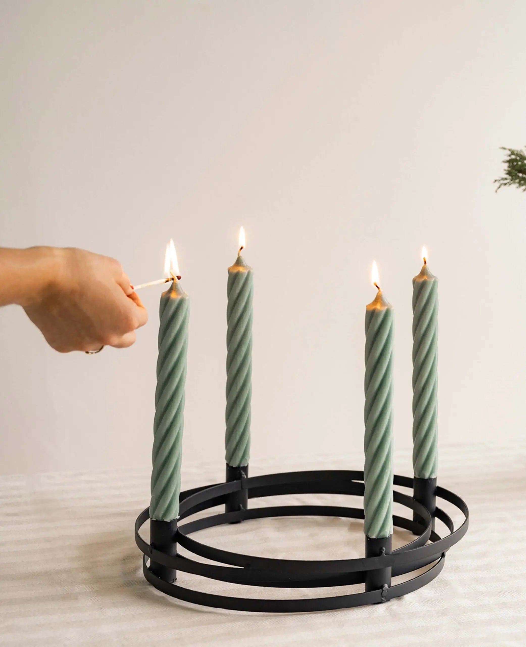 Adventskranz / Schwarzer Kerzenständer aus schwarzem Metall für 4 Kerzen ,Ø 34 cm x H 6 cm