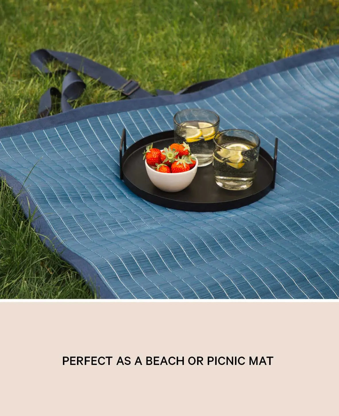 Noya zusammenrollbare Picknickmatte / Strandmatte mit Tragegurt, recyceltes PET, 97 x 190 cm, dunkelblau / beige