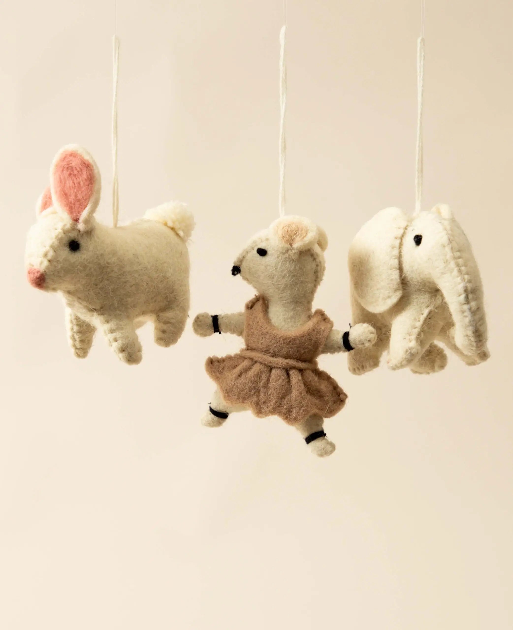 Hänge Kaninchen aus Filz in creme, 10 cm, als Deko fürs Kinderzimmer oder als Weihnachtsschmuck