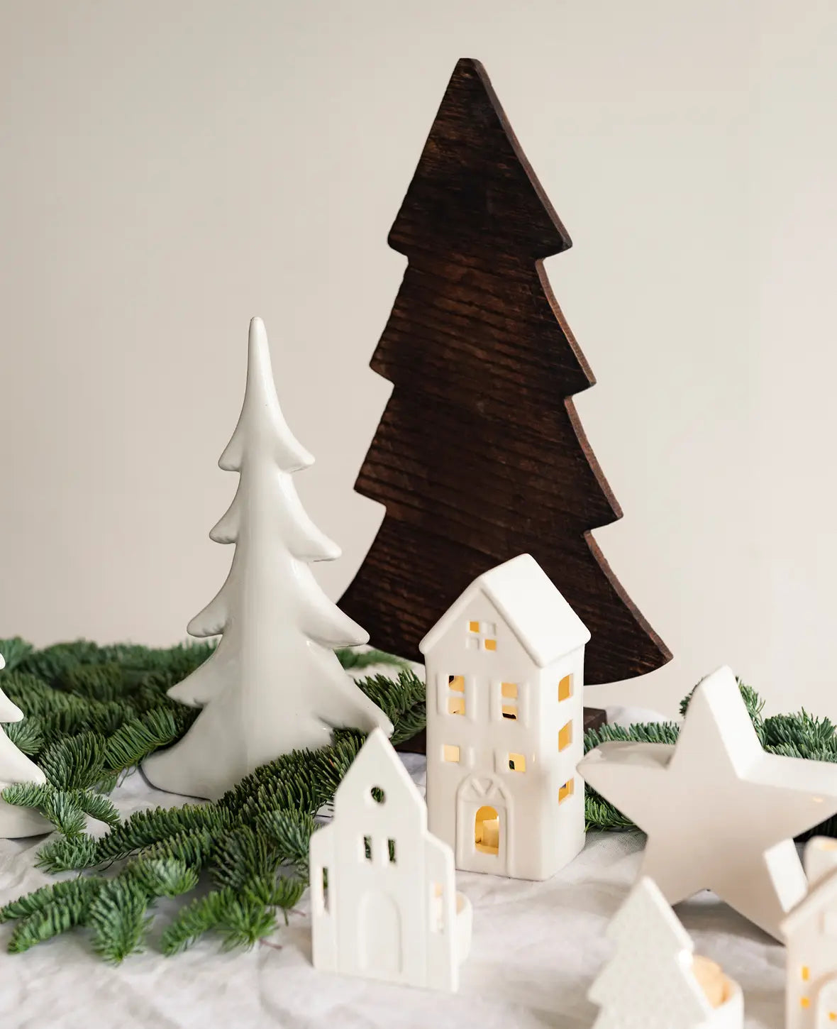 Tannenbaum aus dunklem Holz, weihnachtlich rustikale Dekoration, 42 cm