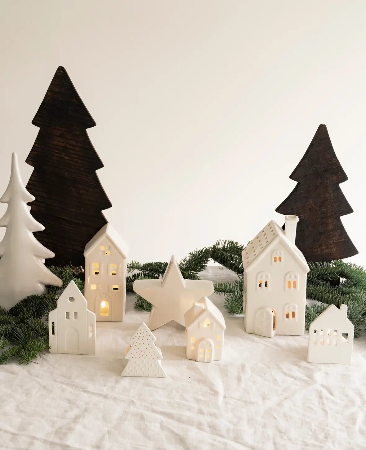 Tannenbaum aus dunklem Holz, weihnachtlich rustikale Dekoration, 42 cm