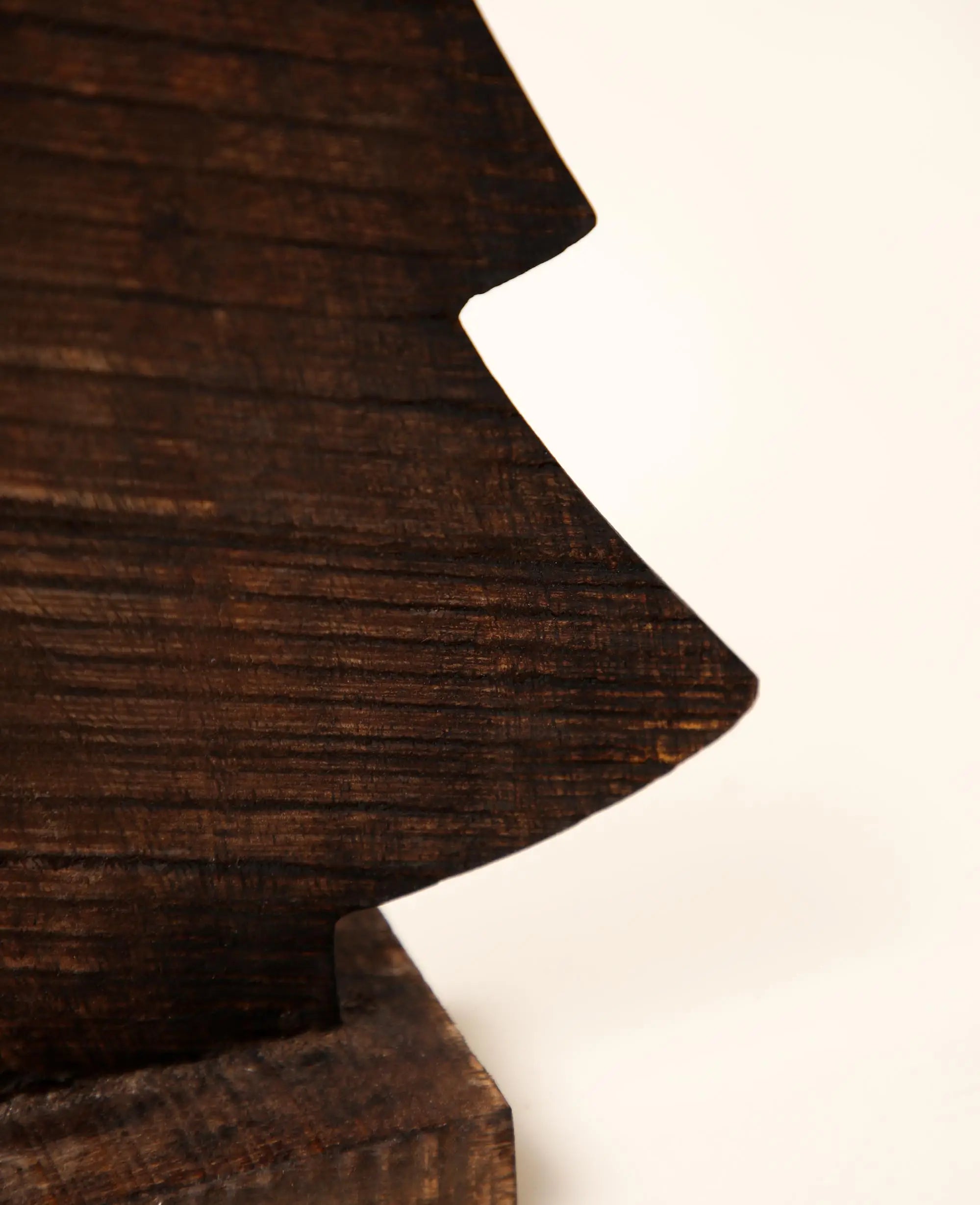 Tannenbaum aus dunklem Holz, weihnachtlich rustikale Dekoration, 42 cm