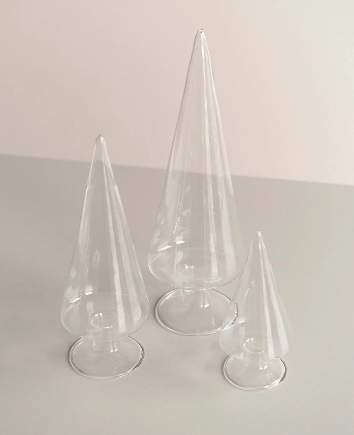 Minimalistische Weihnachtsdekoriation, Tannenbaum aus Glas, H 23x Ø 8.5 cm, transparent