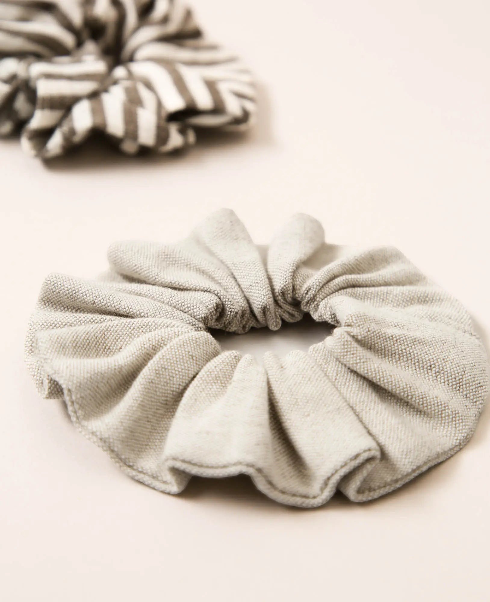 Noya Scrunchie Set, Haargummi aus Stoff, Gestreift & Beige